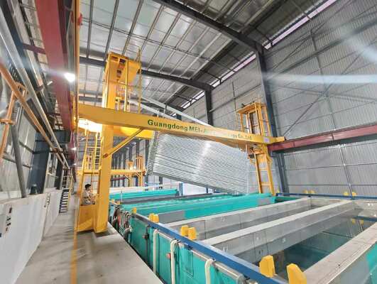 Dobra cena Linia produkcyjna do anodowania architektonicznego kwasem siarkowym o wydajności 120–150 ton/miesiąc dla aluminiowych poręczy schodowych o długości 6500 mm W Internecie